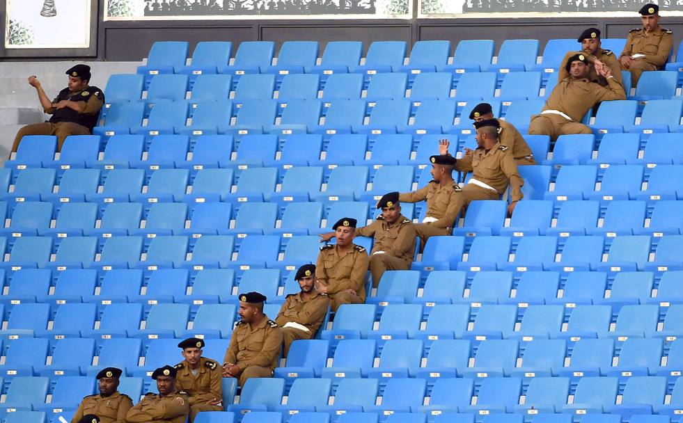 Cordone, obliquo, di polizia allo stadio di Riyadh in attesa della partita tra gli Emirati Arabi e l’Oman (Afp)